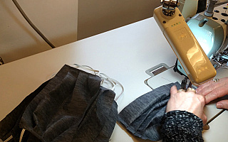 Teatr Sewruka pomaga elbląskim listonoszom. Przygotowano sto maseczek ochronnych Teatr Sewruka pomaga elbląskim listonoszom. Przygotowano sto maseczek ochronnych